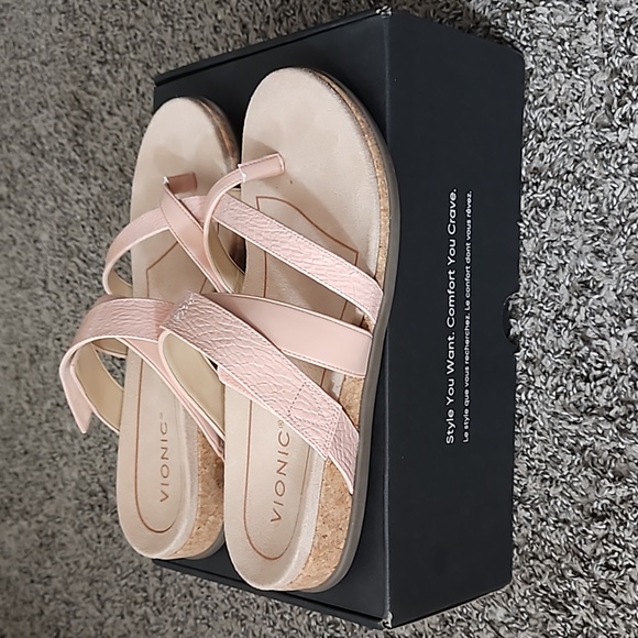 Vionic Sandals - NWT - Picture 2 of 4
